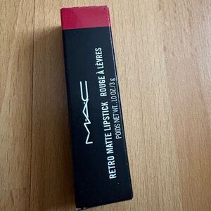 MAC Retro Matte Lipstick 💄 In 701
ALL FIRED UP Brand New Never Used.
